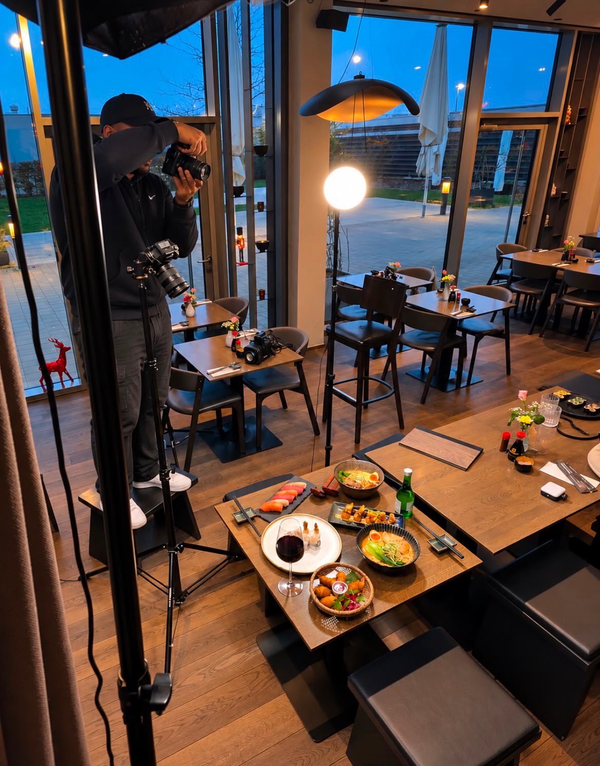 Syllaz fotografando os pratos de um restaurante cliente com iluminação profissional